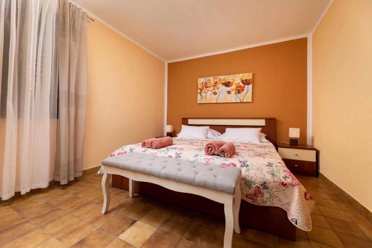 Apartman "Ela" Njivice Eksteriør billede